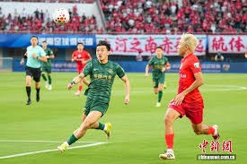 前国足球员再谈降薪问题引发热议 网友对此反应不一